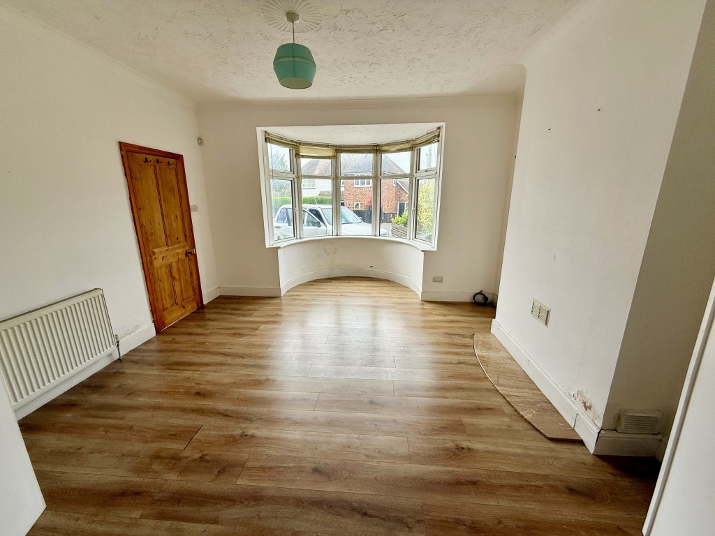 Lot: 131 - SPACIOUS THREE-BEDROOM SEMI IN GOOD LOCATION - Living room with bay window